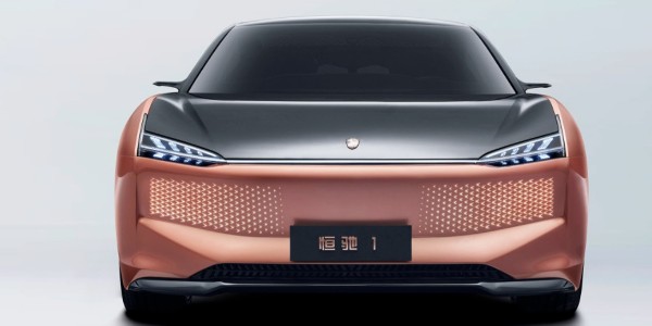 恒大首款纯电动车 “恒驰 1”实车、内饰曝光，许家印试乘